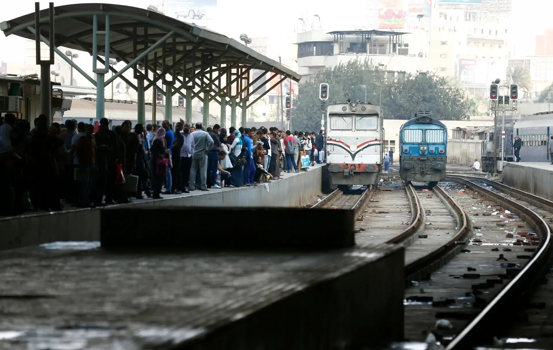 ببینید؛ نجات زن از زیر چرخ‌های قطار در آخرین لحظه