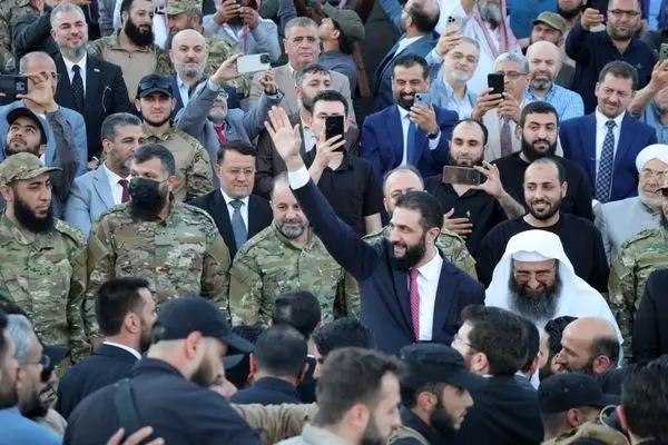 ببینید؛ جولانی کلید حلب را تحویل گرفت