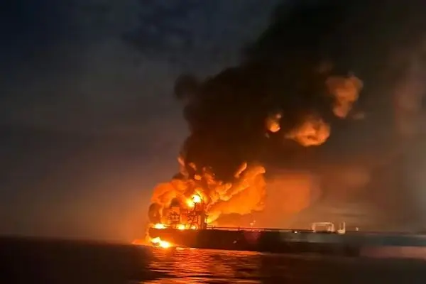 لحظه برخورد شناور بدون سرنشین اوکراین به نفتکش روسیه