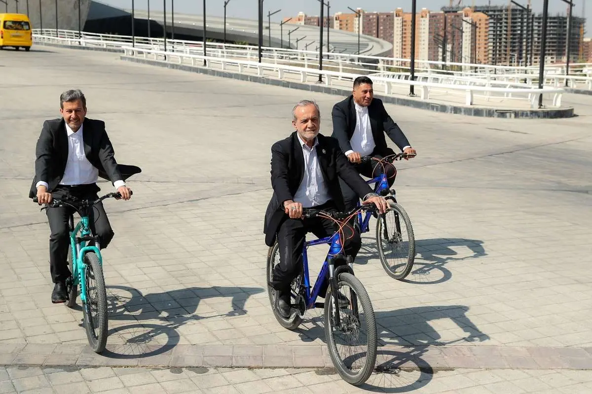 تصاویر؛ دوچرخهسواری پزشکیان در اصفهان