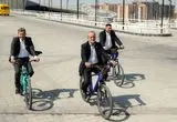عکس؛ دوچرخه‌سواری پزشکیان در اصفهان