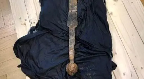 کشف شمشیر تاریخی از دل رودخانه 