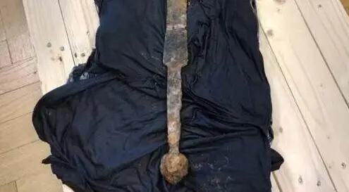 کشف شمشیر تاریخی از دل رودخانه 