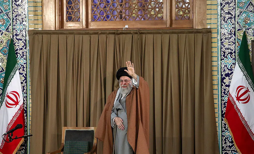 (تصاویر) سخنرانی رهبر انقلاب در حرم مطهر رضوی