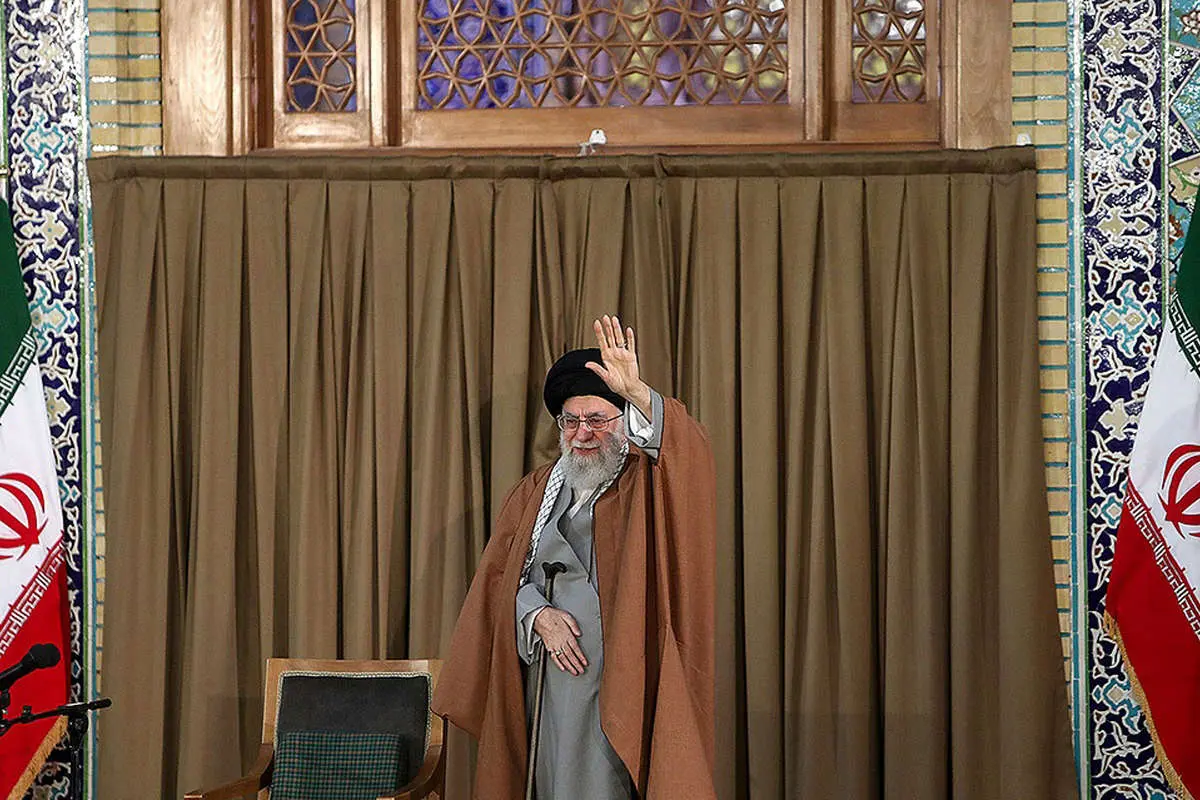 (تصاویر) سخنرانی رهبر انقلاب در حرم مطهر رضوی