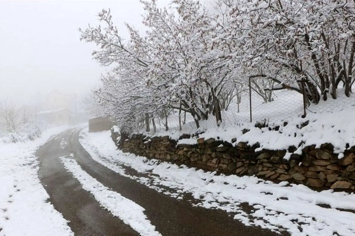 بارش برف و باران در جادههای ۳ استان