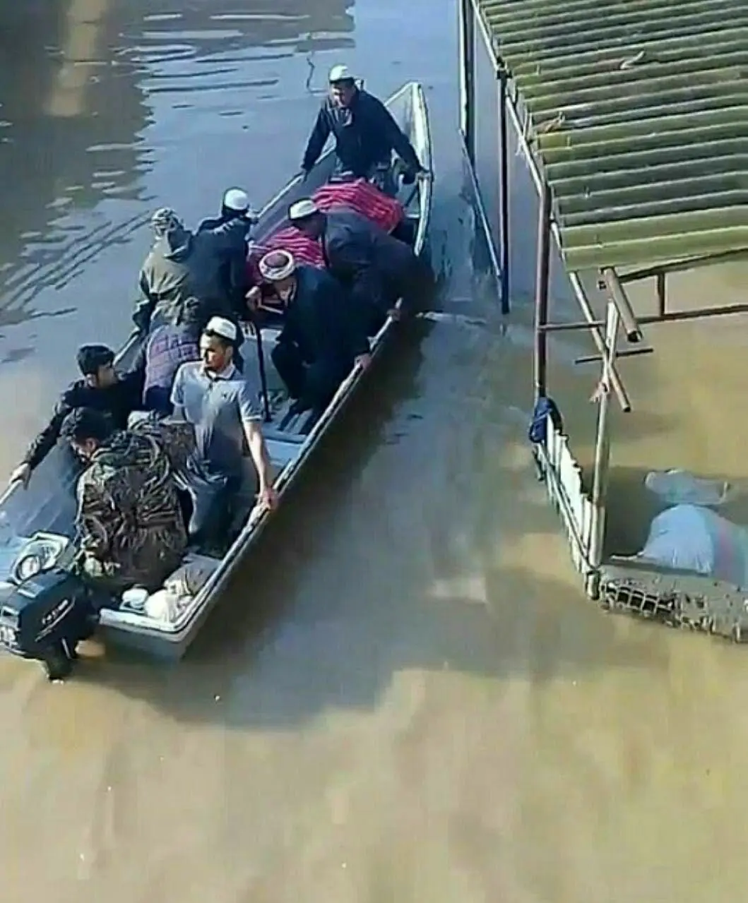 (تصویر) تشییع مادر دو شهید اهل آق قلا با قایق
