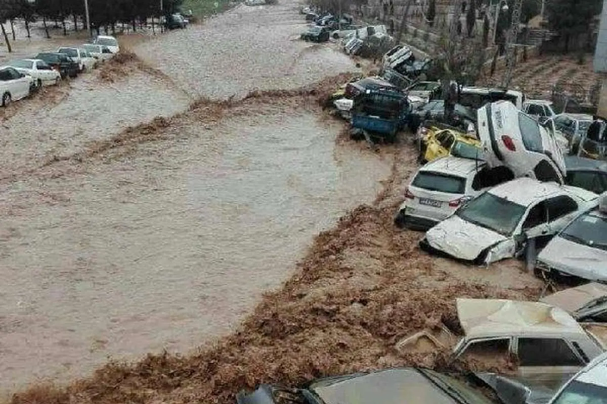 سیل شیراز ۲۰۰ خودرو را در دروازه قرآن با خود برد