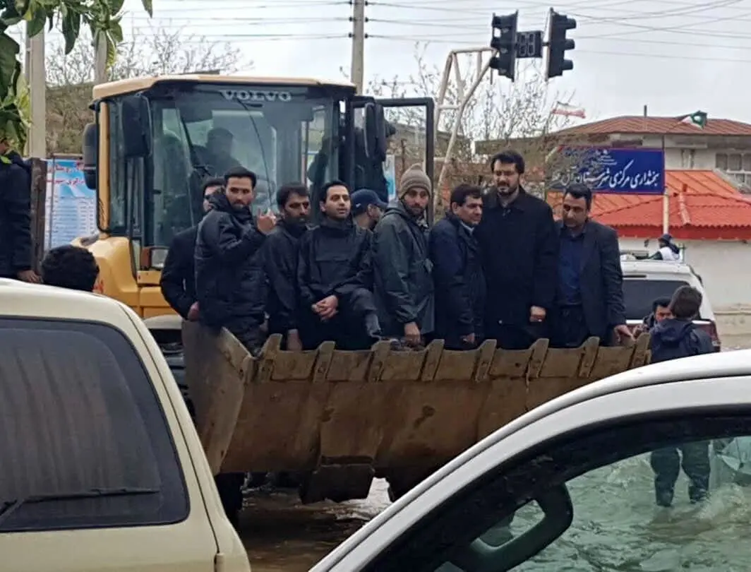 حضور متفاوت یک مدیر عالی رتبه در مناطق سیل زده
