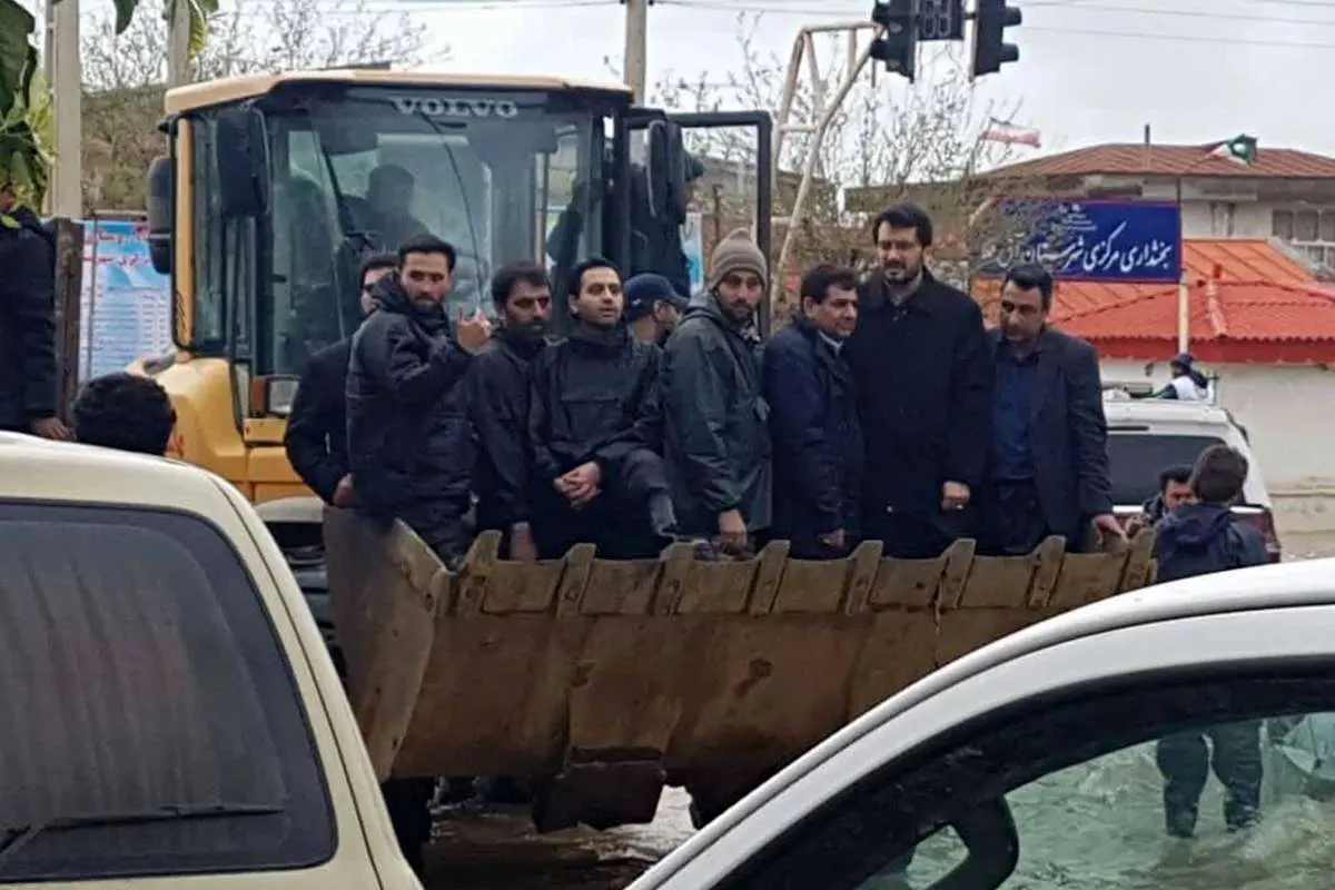 حضور متفاوت یک مدیر عالی رتبه در مناطق سیل زده