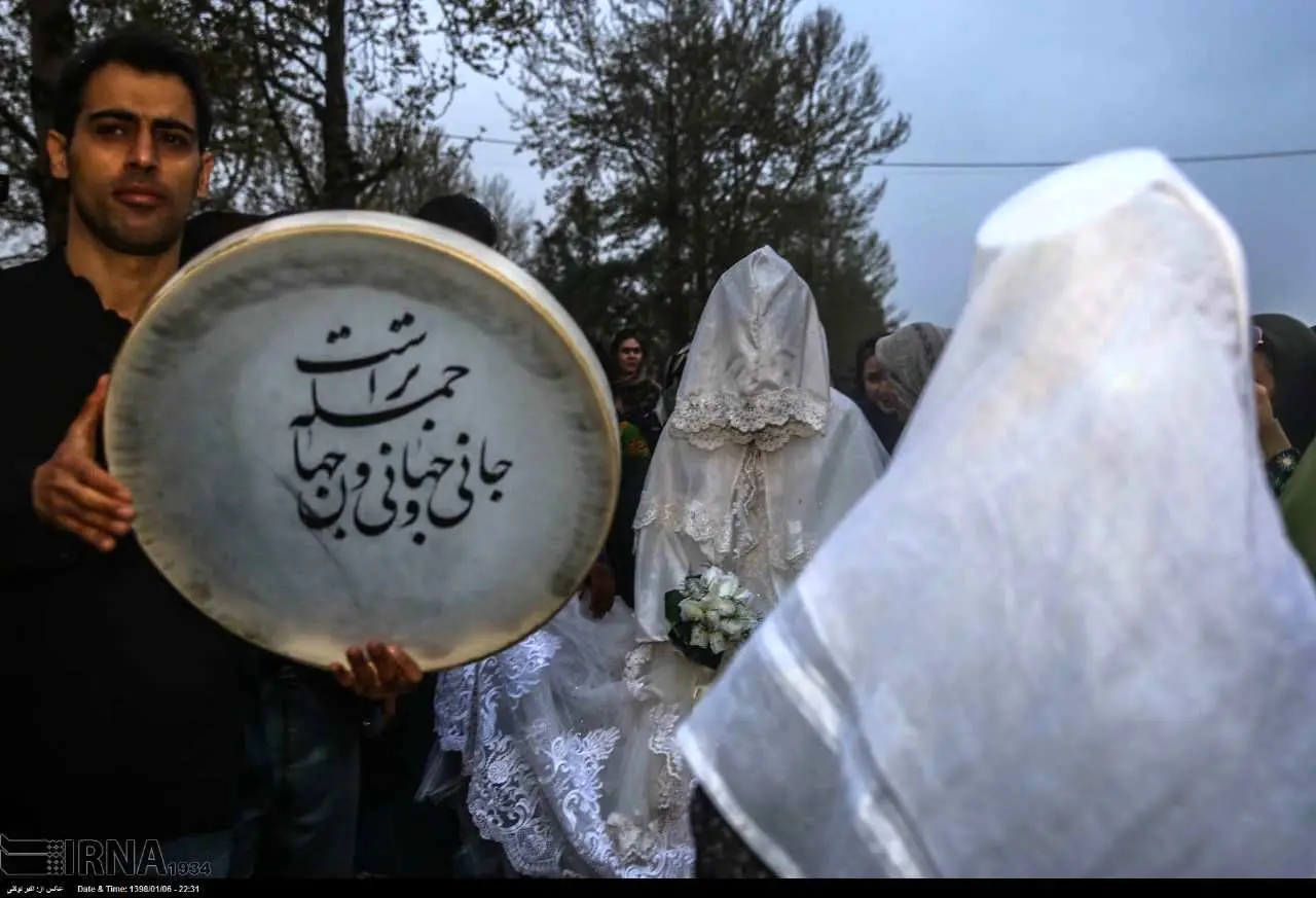 (تصاویر) عروسی دختر و پسری از سیل‌زدگان آق‌قلا
