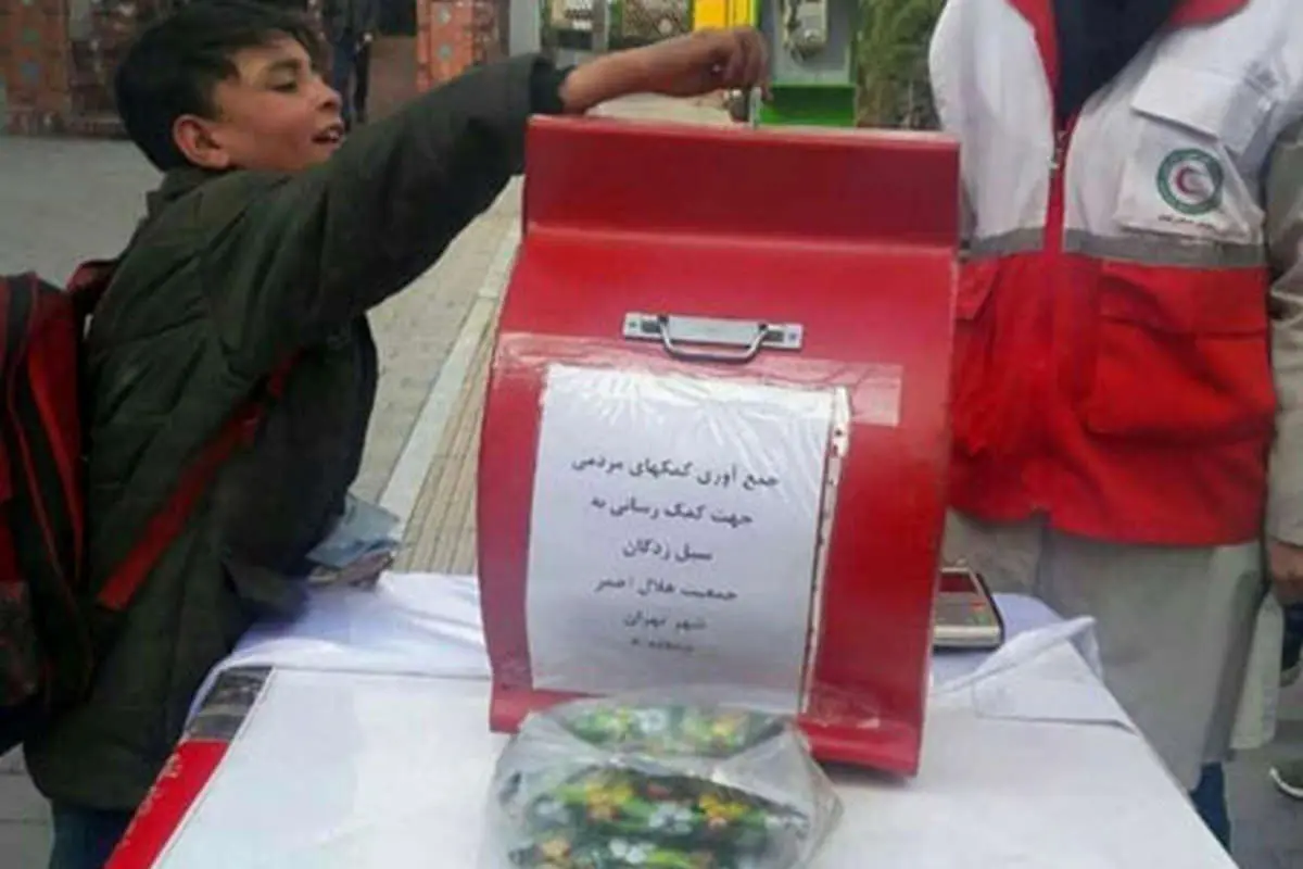 (عکس) دست یاری کودک کار تهرانی به سوی سیلزدگان