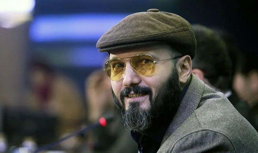 (عکس) شوخی بامزه کامبیز دیرباز با توصیه پلیس گیلان
