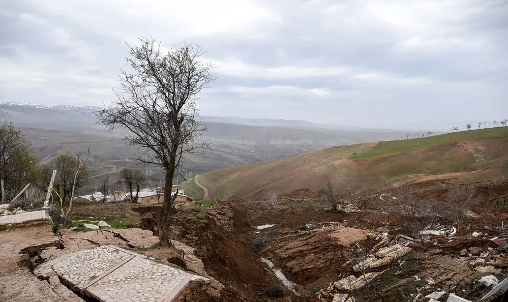 (تصاویر) رانش زمین در روستای گُلِی پس از بارش‌های سیل‌آسا