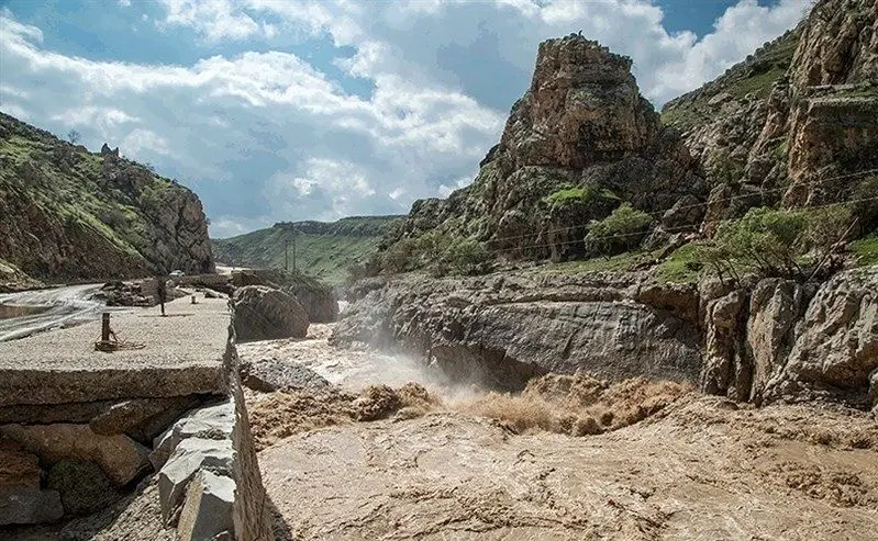 تصاویر وحشتناک از سیل و رانش زمین در لرستان