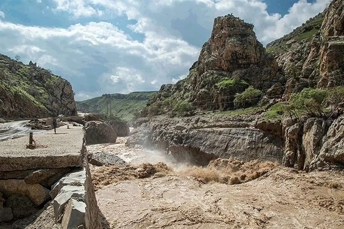 تصاویر وحشتناک از سیل و رانش زمین در لرستان