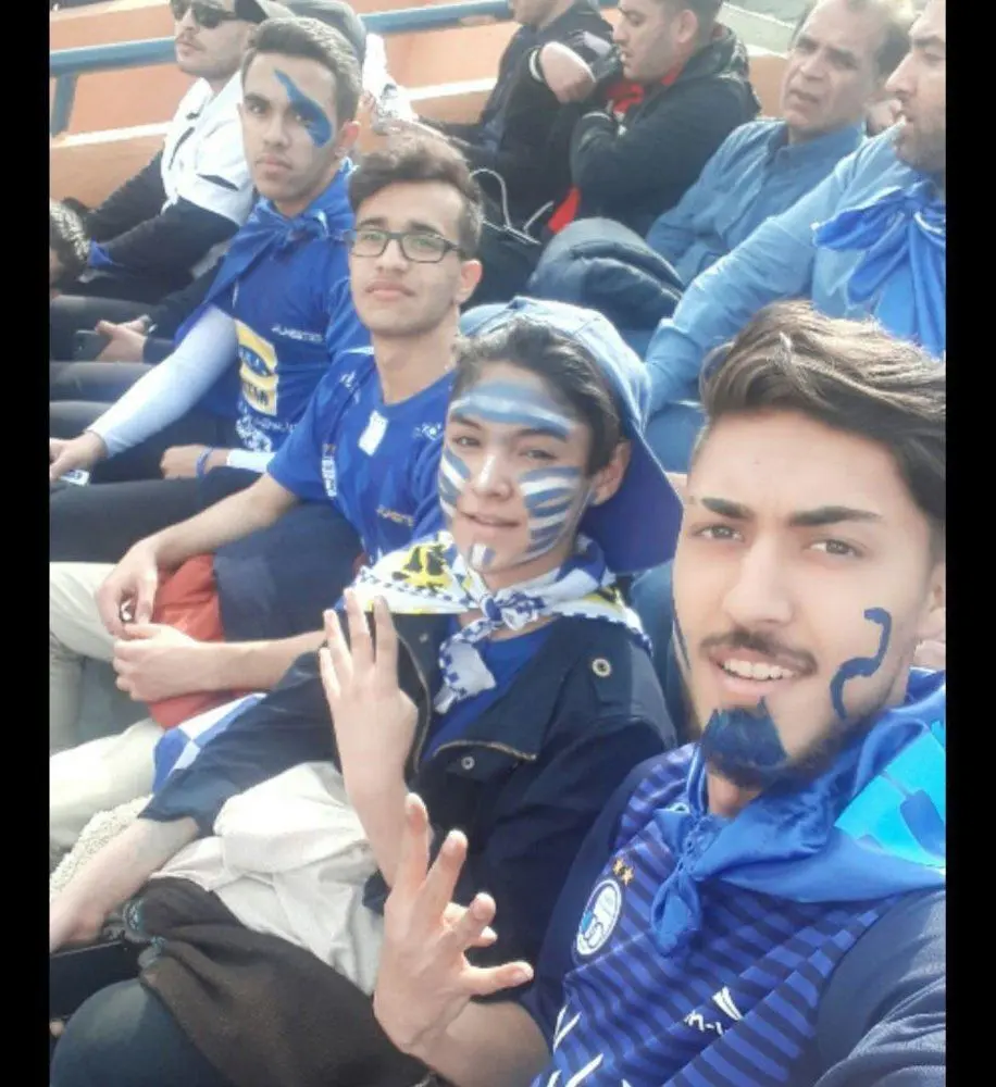 (عکس) دختر استقلالی که دربی را از نزدیک تماشا کرد!