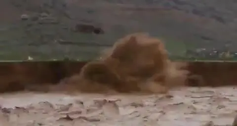 (ویدئو) لحظه هولناک نجات معجزه‌آسای سواری پژو از سیل