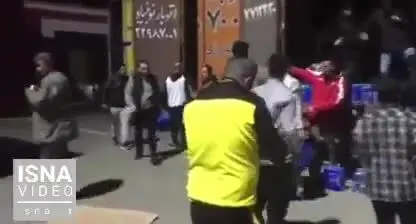 (ویدئو) بیرانوند در حال آماده سازی کمک‌های مردمی به لرستان