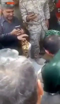 (ویدئو) بیل زدن فرمانده سپاه در منطقه سیل زده