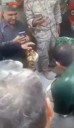 (ویدئو) بیل زدن فرمانده سپاه در منطقه سیل زده