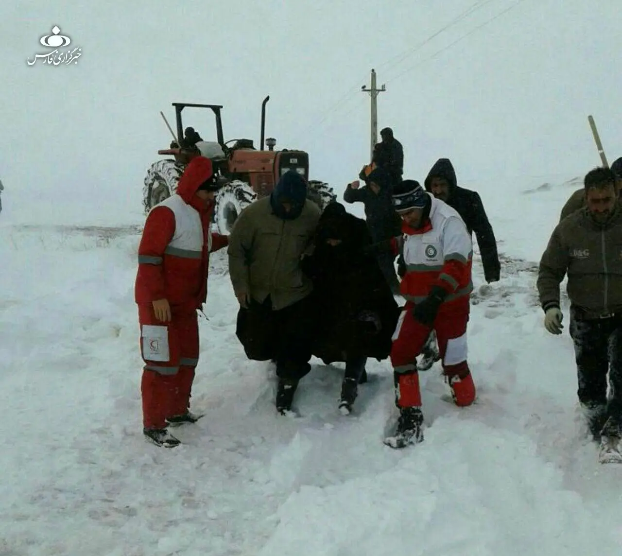 (تصاویر) نجات مادر باردار از برف و بوران در تیکمه داش