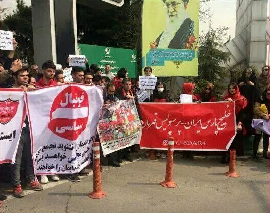 (تصاویر) تجمع هواداران پرسپولیس مقابل وزارت ورزش