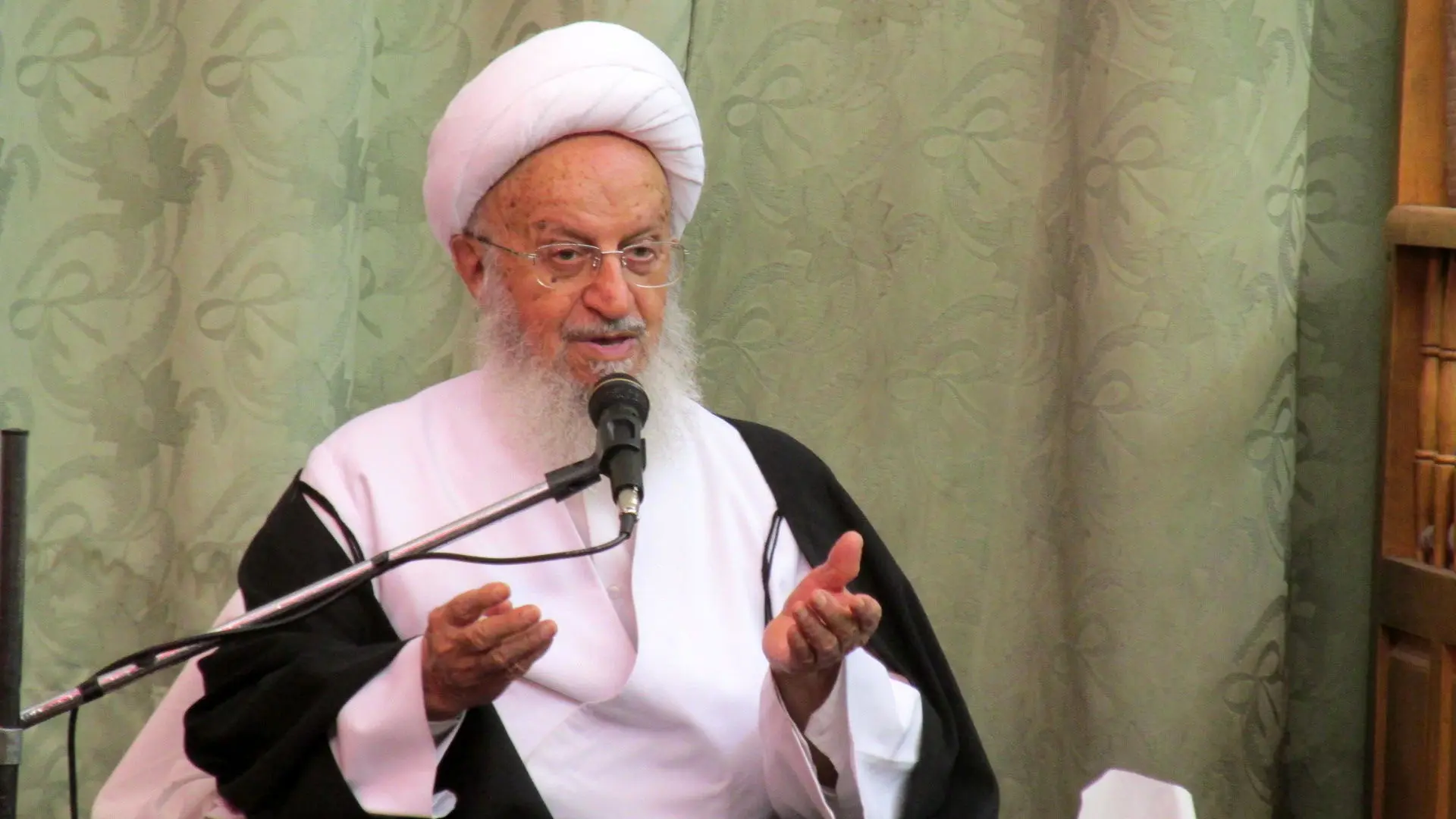 آیت الله مکارم شیرازی: مردم از دستگاه قضایی راضی نیستند