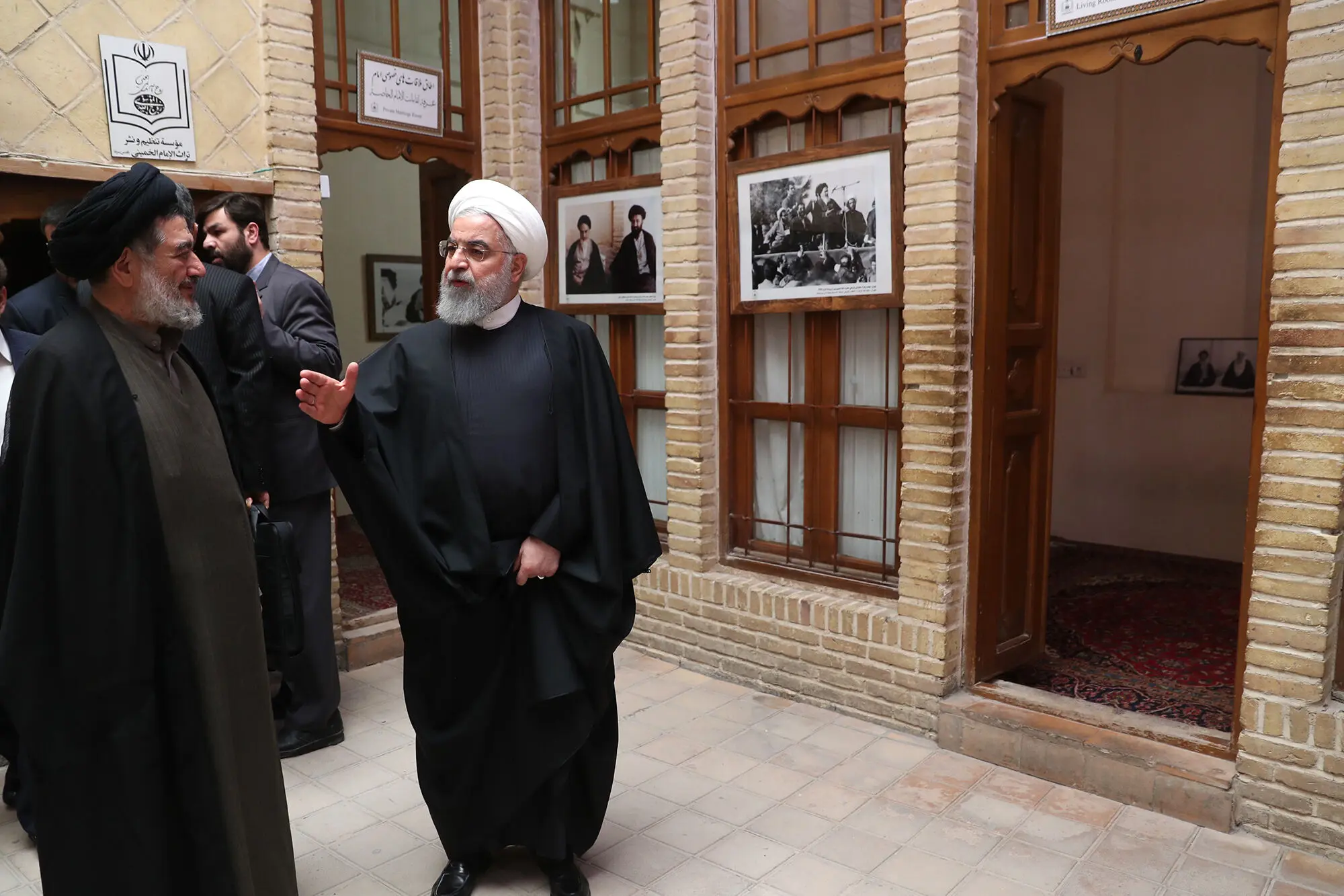 (تصاویر) روحانی به خانه سیدعلی خمینی در نجف رفت