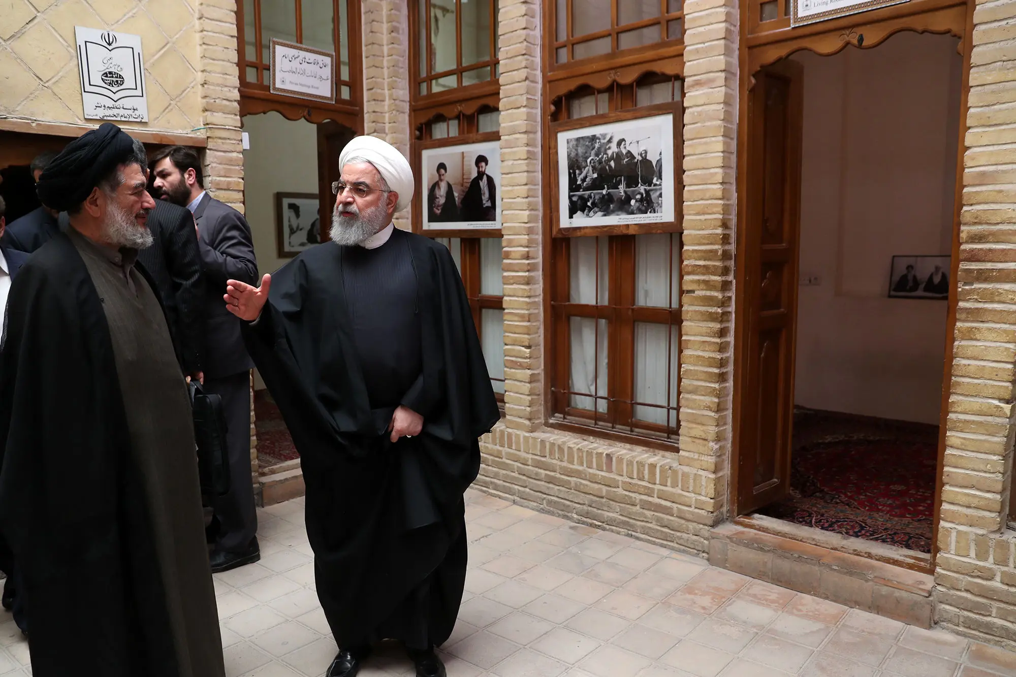 (تصاویر) روحانی به خانه سیدعلی خمینی در نجف رفت