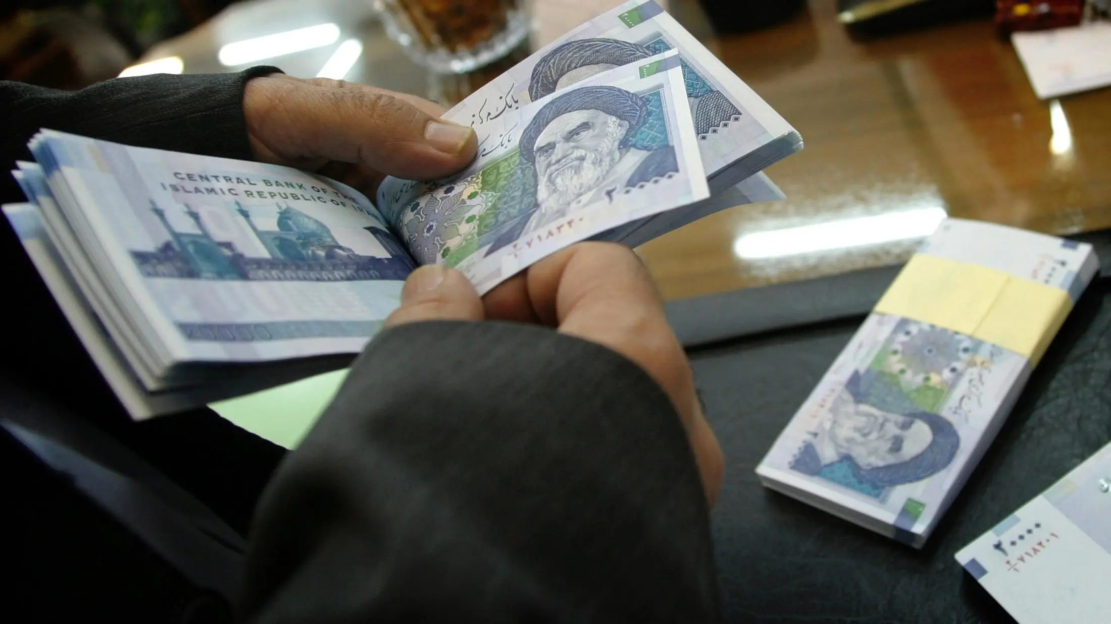 کارمندان دولت سال آینده چقدر حقوق می‌گیرند؟
