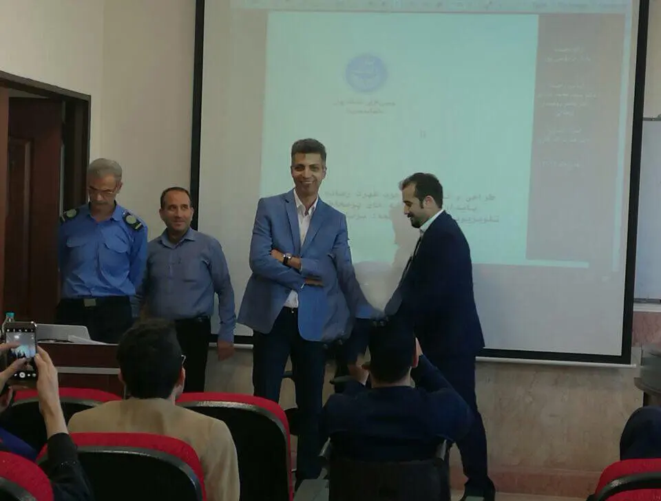 تصویری از عادل فردوسی‌پور در جلسه دفاع دکتری