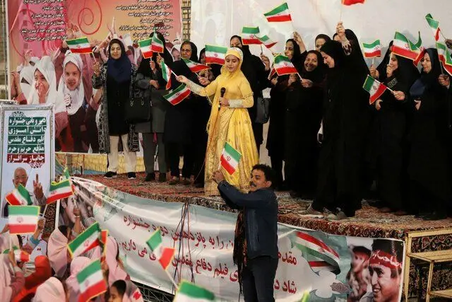شبنم مقدمی در میان دانش‌آموزان مناطق محروم