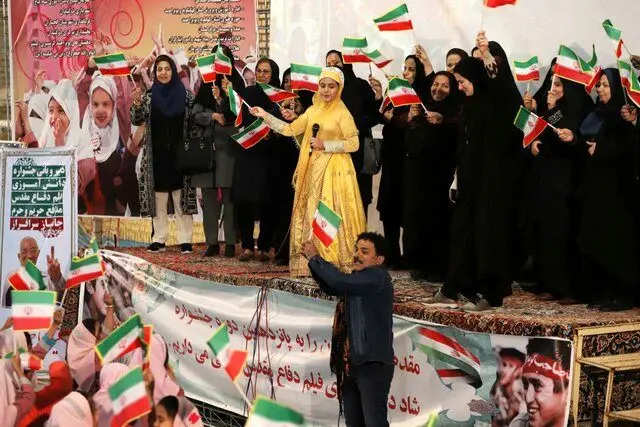 شبنم مقدمی در میان دانش‌آموزان مناطق محروم
