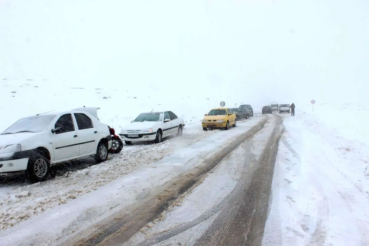 بارش برف و باران در جادههای ۱۱ استان