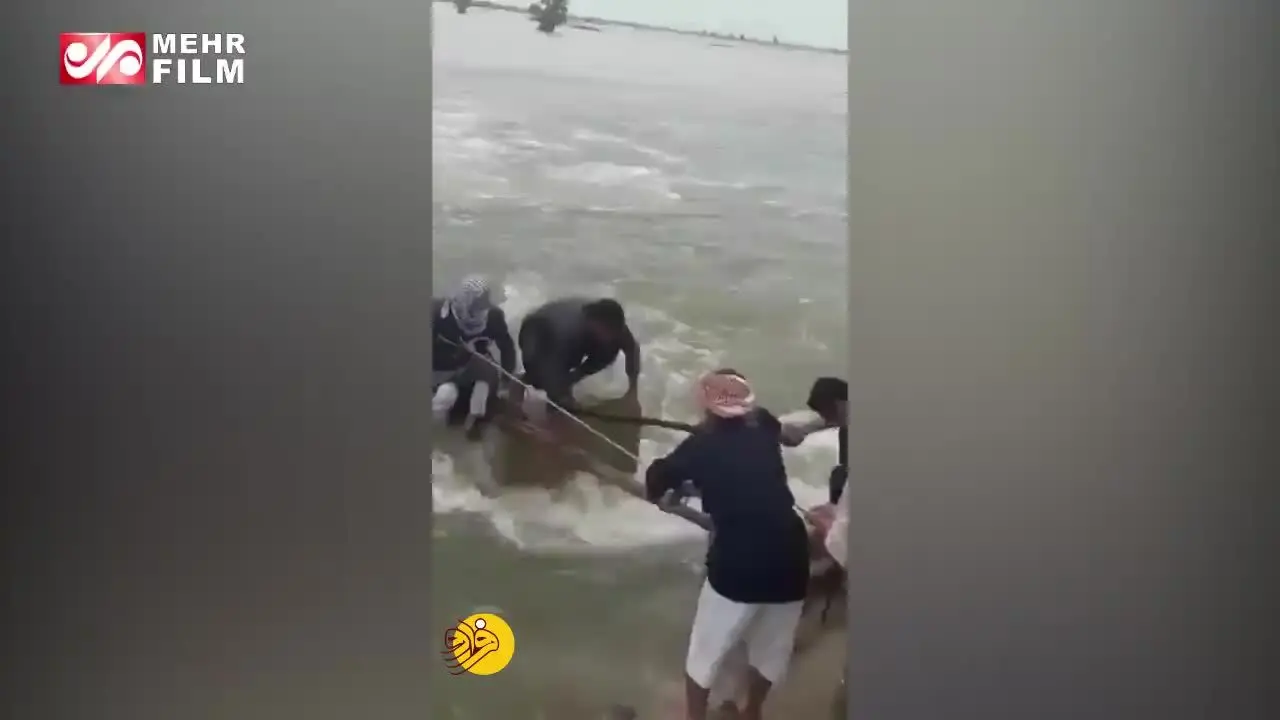 (ویدئو) نجات پیرمرد گرفتار در سیل بامدژ خوزستان