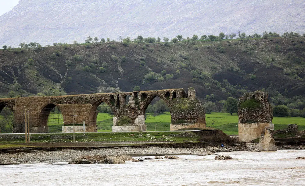 (تصاویر) تصاویری از پل تاریخی تخریب‌شده در سیل لرستان