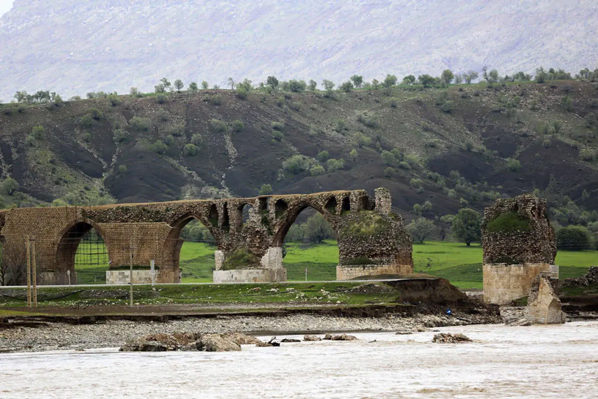 (تصاویر) تصاویری از پل تاریخی تخریبشده در سیل لرستان