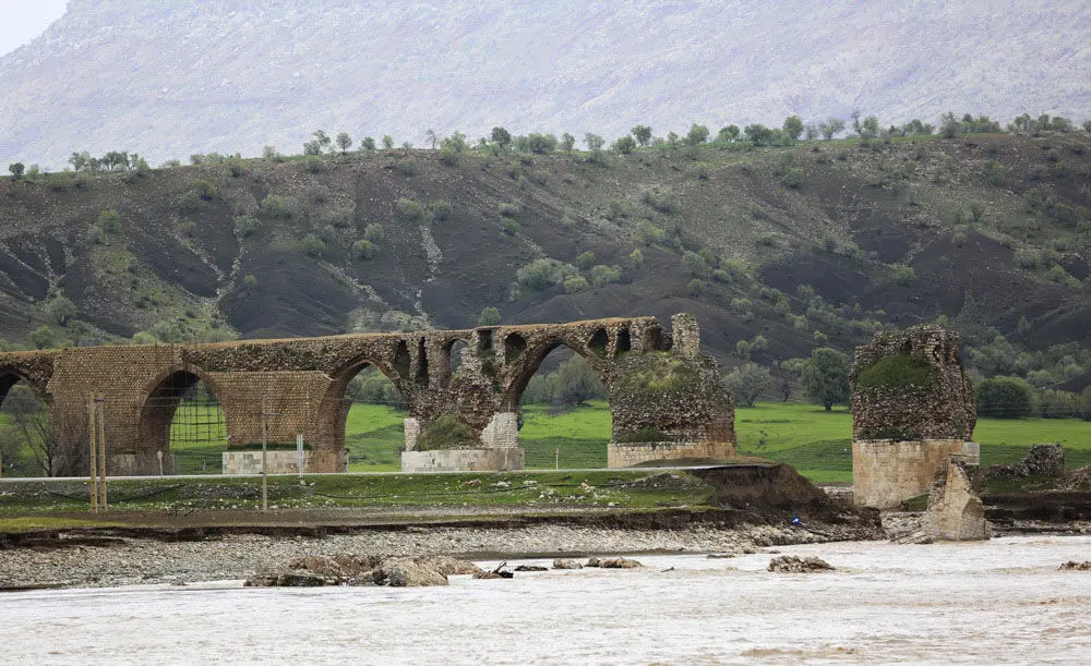 (تصاویر) تصاویری از پل تاریخی تخریب‌شده در سیل لرستان
