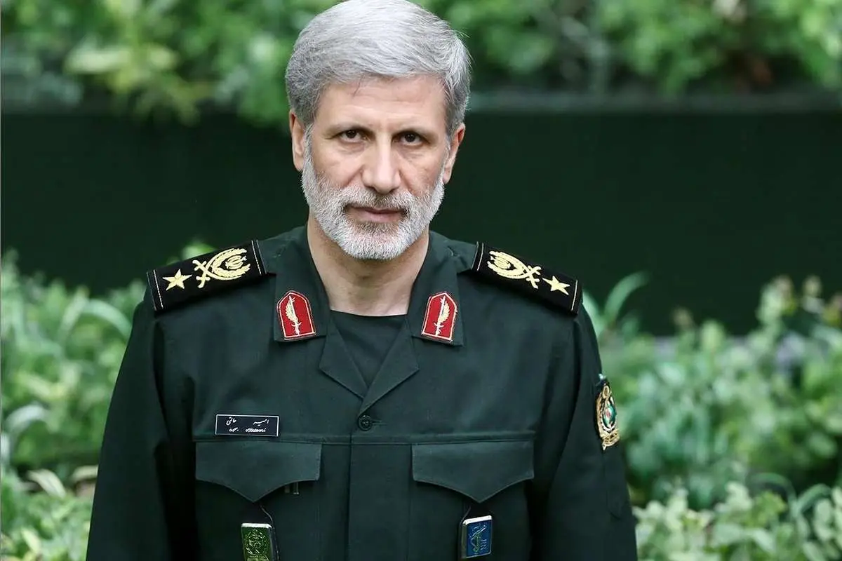 (تصویر) وزیری که با لباس سپاه خود را به ساختمان مجلس رساند