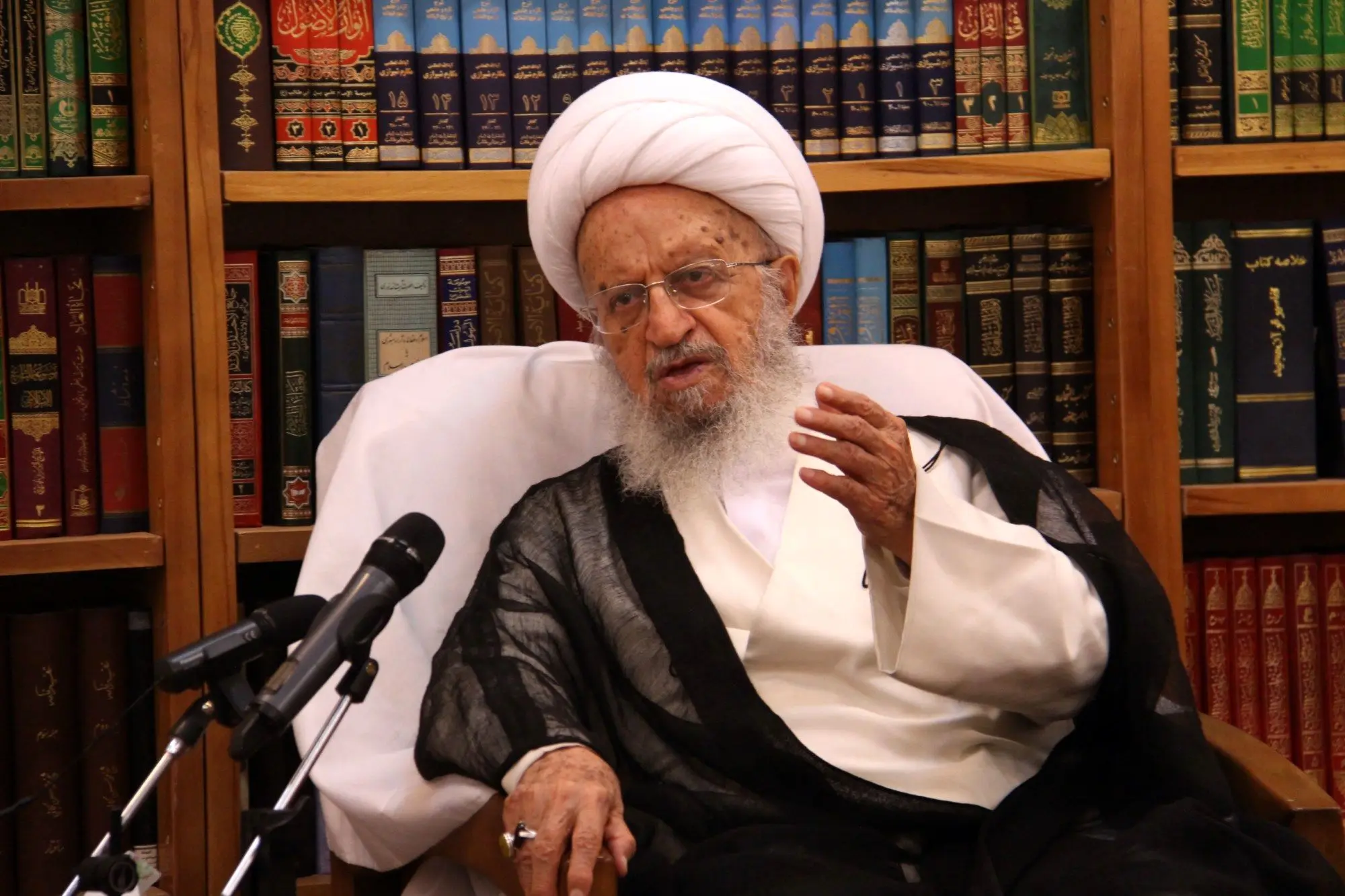 آیت الله مکارم: اقدام آمریکا علیه سپاه، بی عقلی محض است