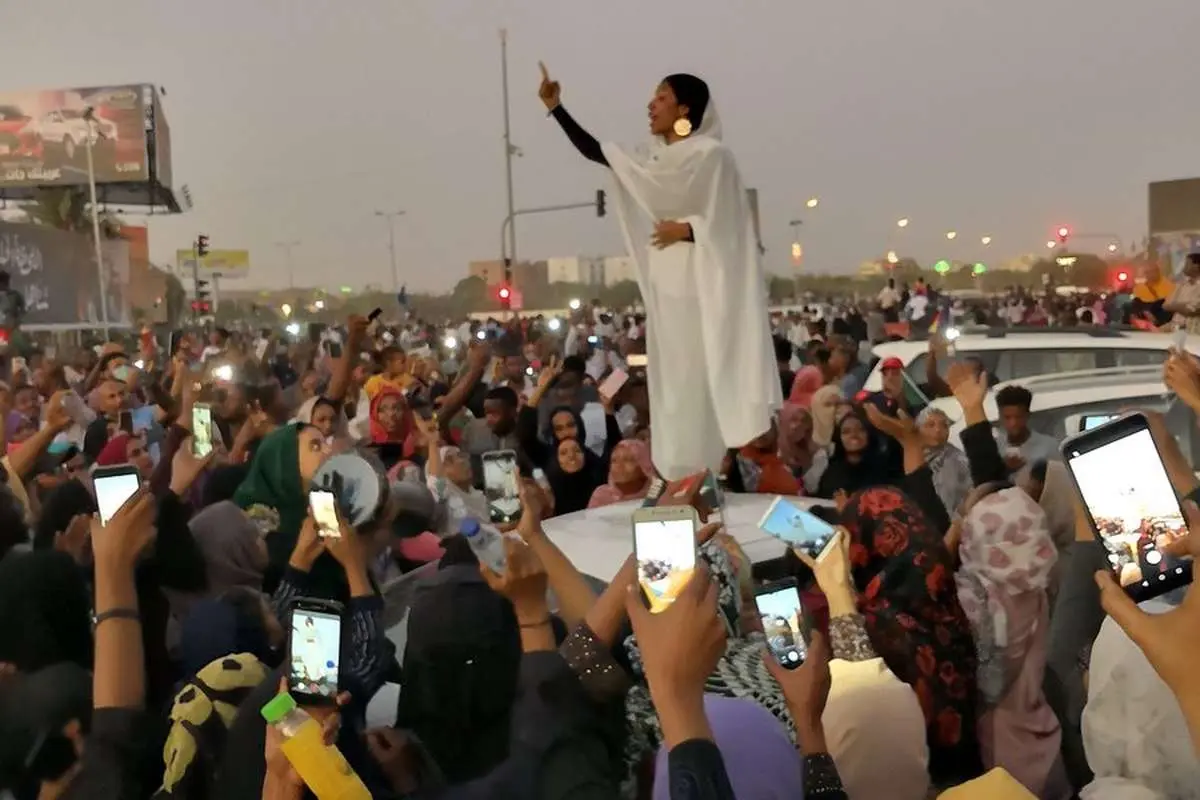 (تصاویر) زنی که نماد انقلاب سودان شد
