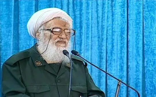 (تصویر) حضور موحدی کرمانی در نماز جمعه با لباس سپاه