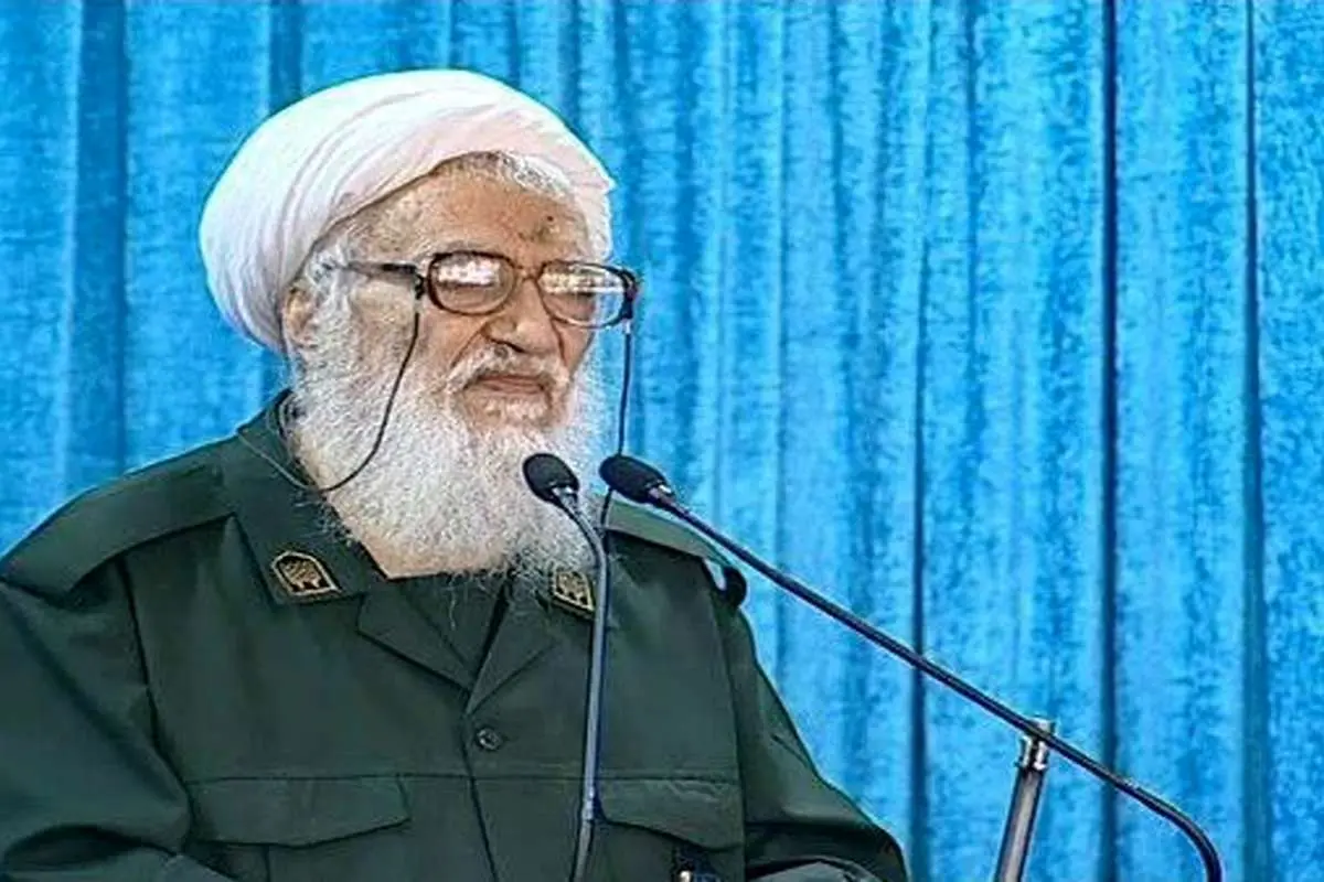 (تصویر) حضور موحدی کرمانی در نماز جمعه با لباس سپاه