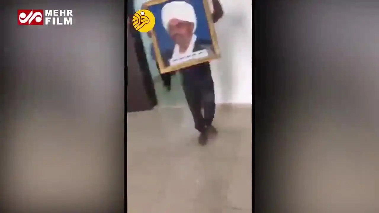 (ویدئو) پایین کشیدن تصویر رئیس جمهور سودان در کویت