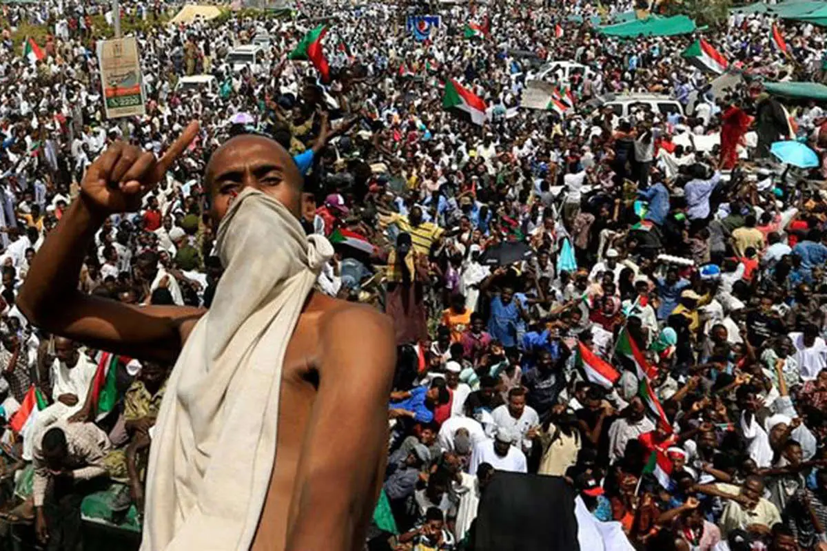چه اتفاقی در سودان رخ داد؟/ چرا مردم نظامیان را پس میزنند؟