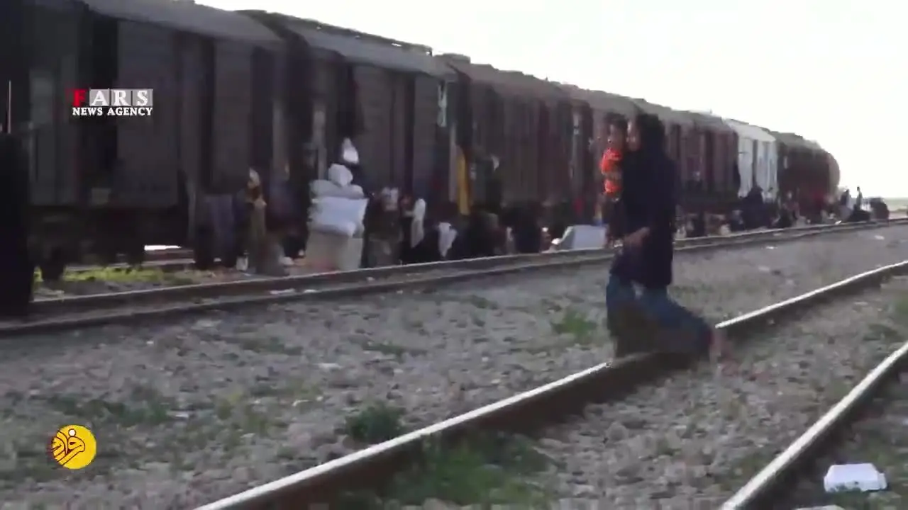 (ویدئو) سیل‌زدگانی که در قطار زندگی می‌کنند!