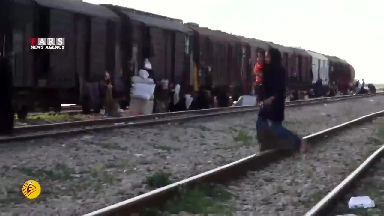 (ویدئو) سیل‌زدگانی که در قطار زندگی می‌کنند!
