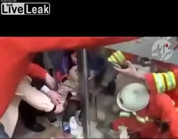 (ویدئو) گیر کردن سر پسر بچه بین در برقی