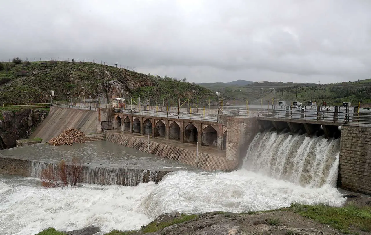 (تصاویر) سرریز شدن آب سد ۴۰۰ ساله مشهد‎